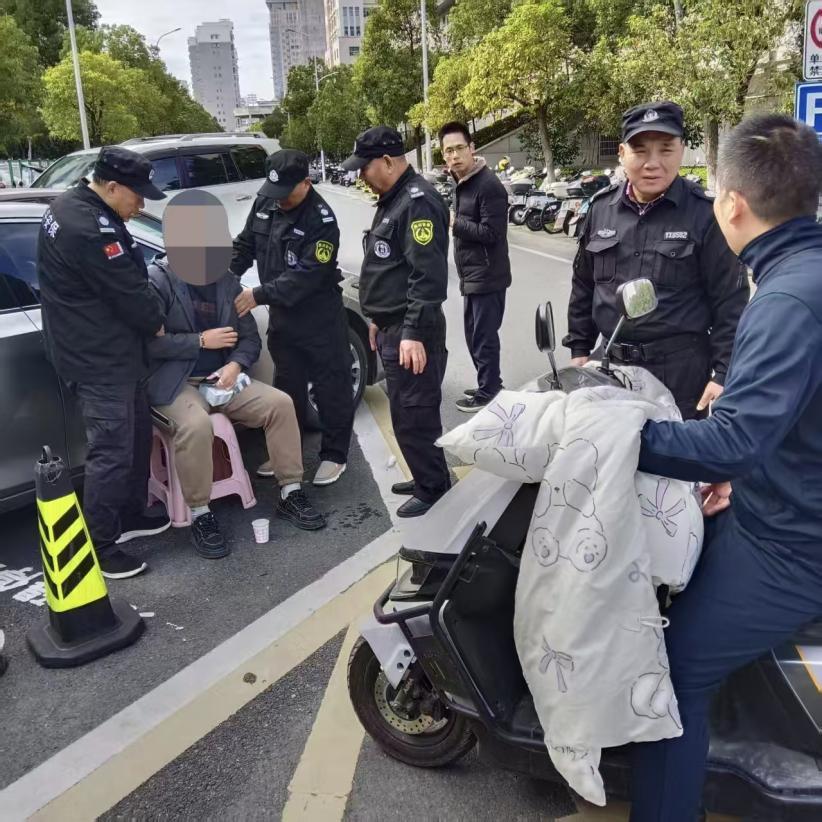 暖心瞬間！贛縣區(qū)政中心路人暈倒，燕興保安迅速救助轉(zhuǎn)危為安